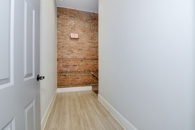Building Photo - 164 N Louisville St