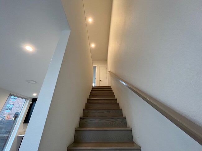 Building Photo - Beautiful 2Bed + 2.5Bath Modern Home Locat...