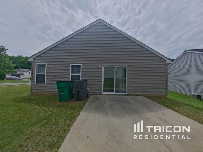 Building Photo - 2612 Fairstone Ave