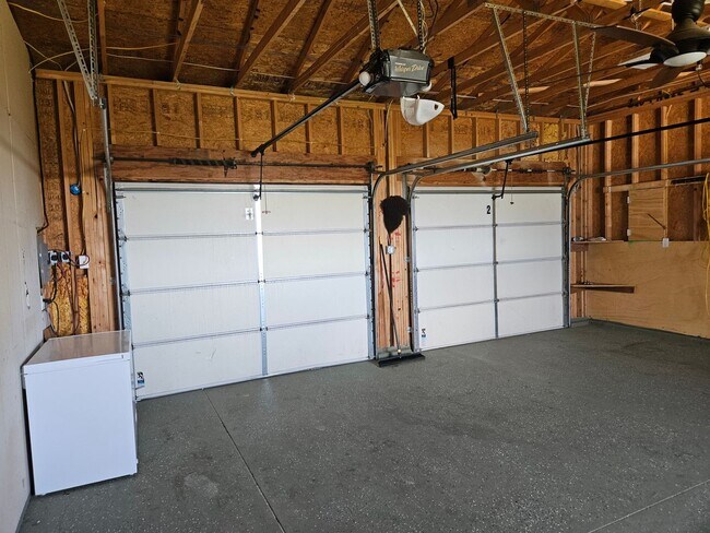 Building Photo - 5 Bed 3 Bath Ranch Home with 5 Acres.