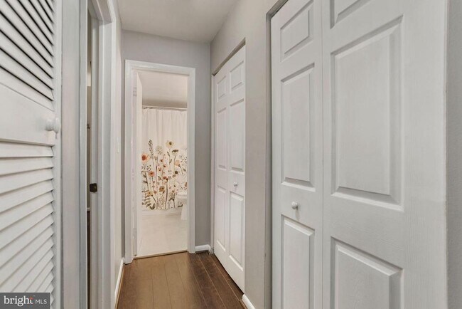 Building Photo - 1541 Colonial Dr