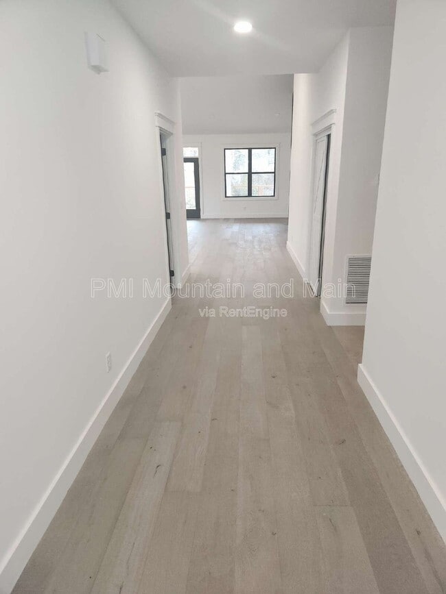 Building Photo - 808 Maybank Dr