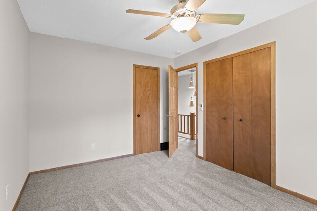 Building Photo - Rent in Andover 4 bd 3 ba 5 garage stalls, 1 AC avail NOW: $2,895/mo plus utilities.