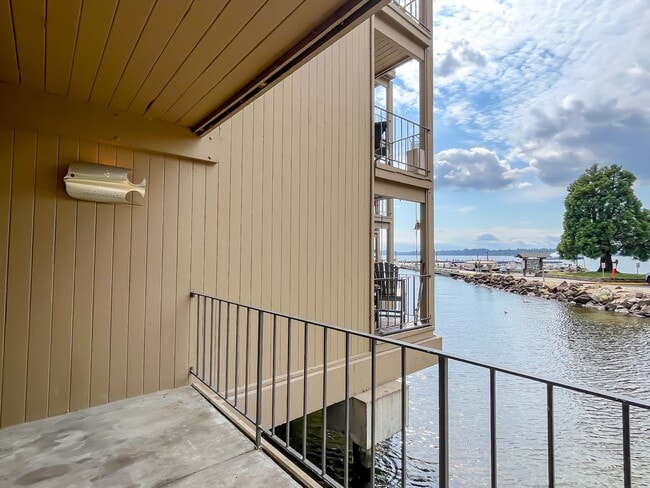 Building Photo - Waterfront 2bd/1bth Condo Downtown Kirklan...