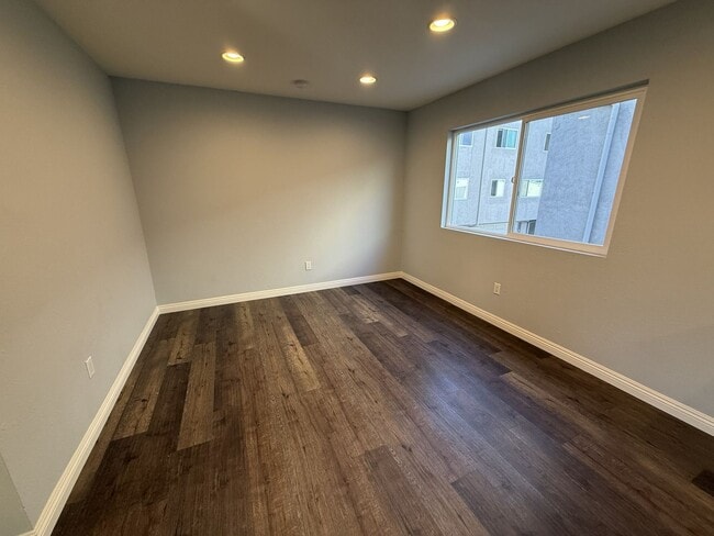 Building Photo - Bright & Updated 2BR Townhome Across from Fremont Park