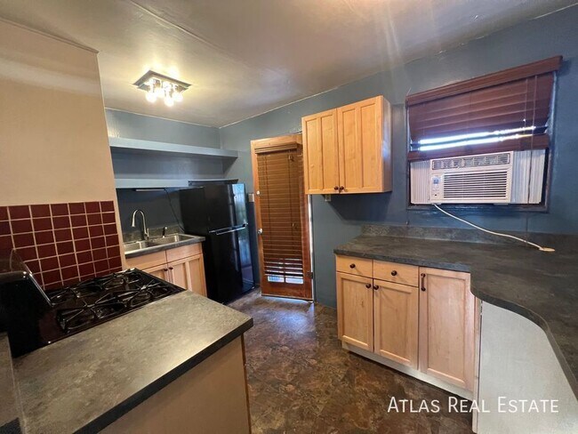 Building Photo - 2730 N Martin Ave