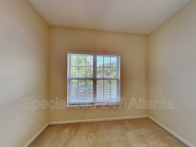 Building Photo - 3300 Dogwood Dr