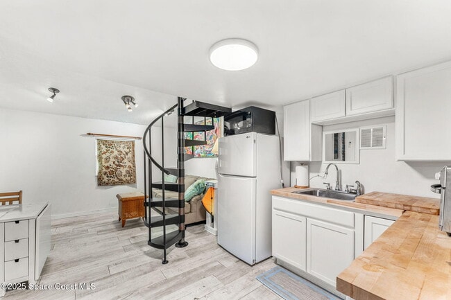 Building Photo - 1557 Hillcrest Dr