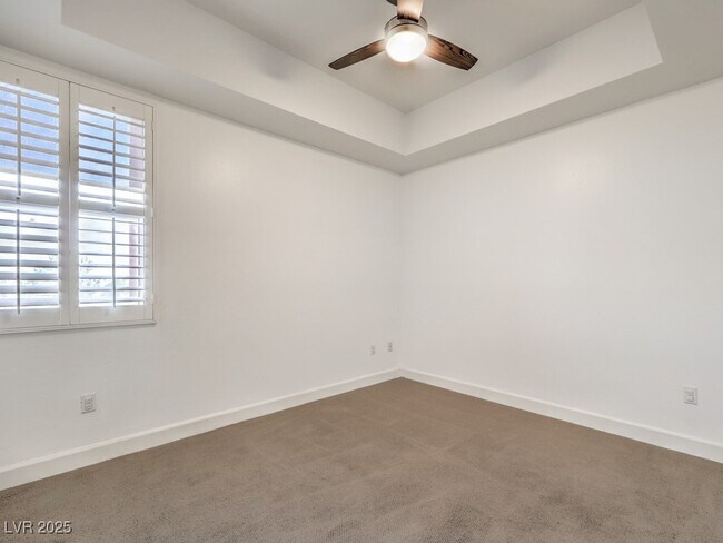 Building Photo - 67 E Agate Ave