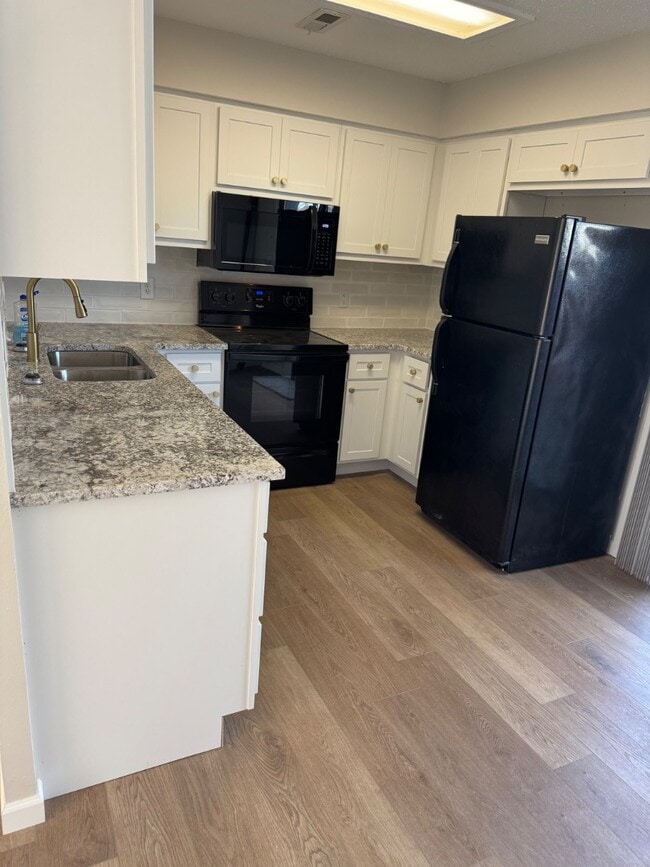 Building Photo - 185 Parkview Dr