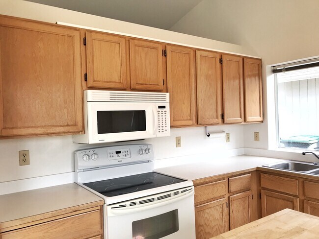 Building Photo - Great 3 bed with huge yard!