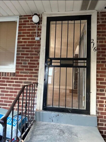 Building Photo - 216 E 24th St