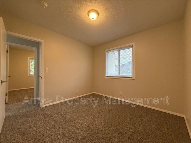 Building Photo - 526 S 25th St