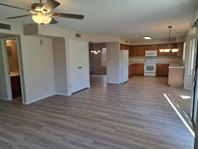 Building Photo - 1443 E Vaughn Ave