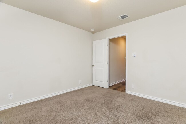 Building Photo - 4 Bedrooms- 11 miles from Lackland AFB
