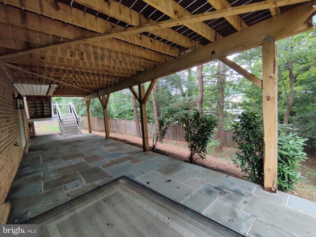 Building Photo - 9051 Laurel Hill Ct