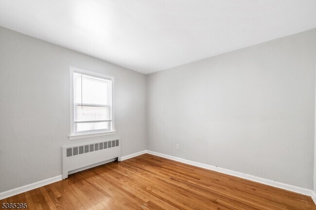 Building Photo - 136 Pine St