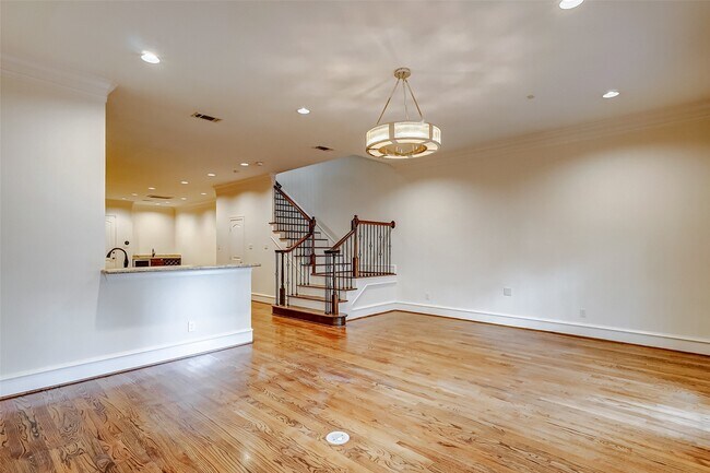 Building Photo - 5710 Darling St