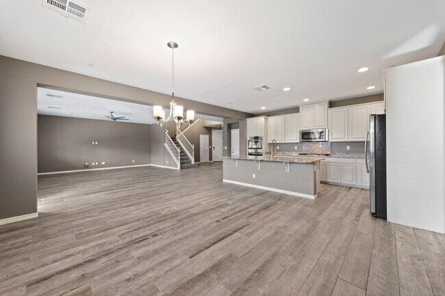 Building Photo - Luxury Living in Henderson's Tuscany: Spacious 4 Bedroom Home with Expansive Yard & More!