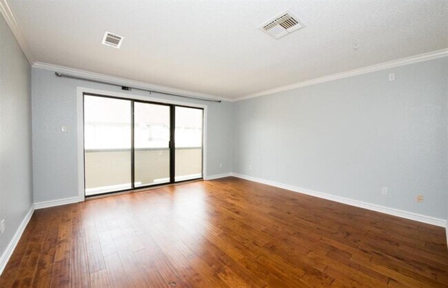 Building Photo - 1112 Bering Dr