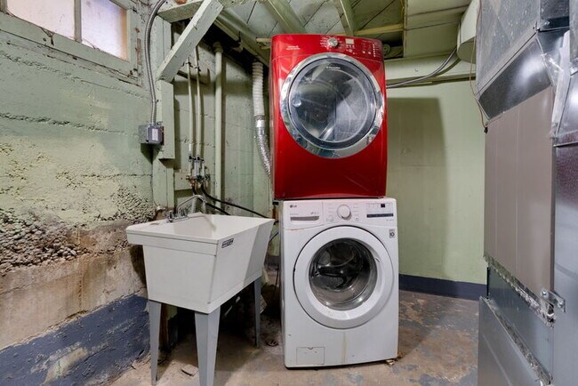 Building Photo - 1137 SE Uglow Ave