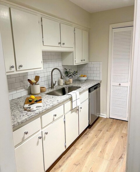 Redbud Kitchen with granite counters - Western Hills Apartments