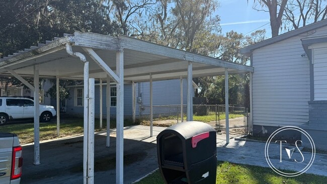 Building Photo - 1011 W 53rd St