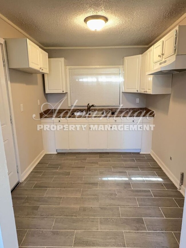 Building Photo - Charming 3 bedroom 2 bathroom home in Whit...