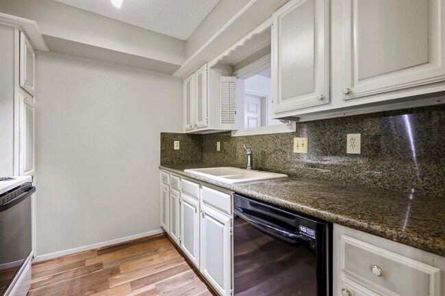 Building Photo - 1311 Antoine Dr