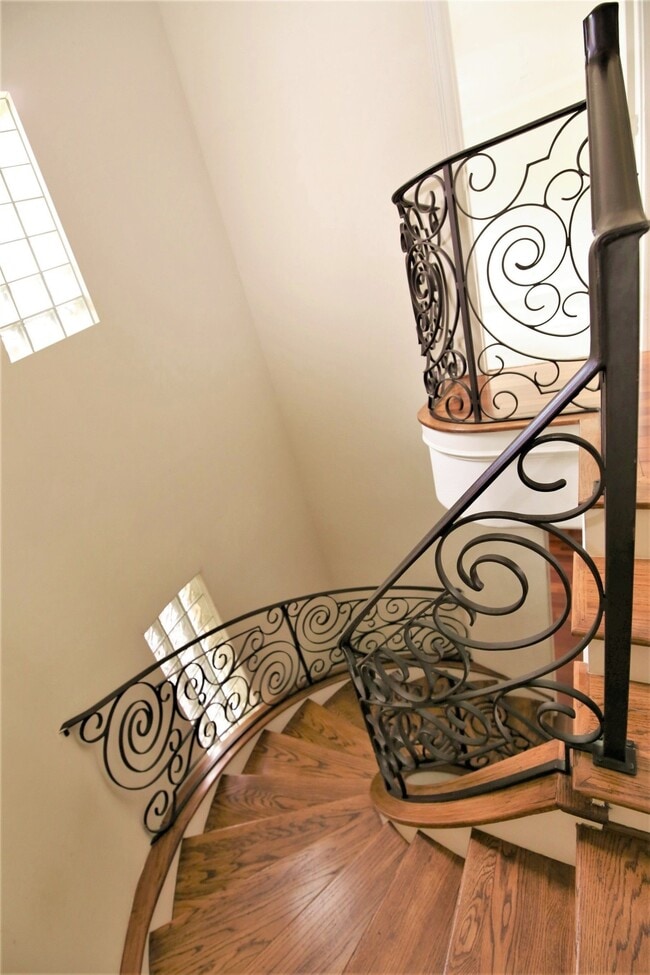 Building Photo - 707 Welch St