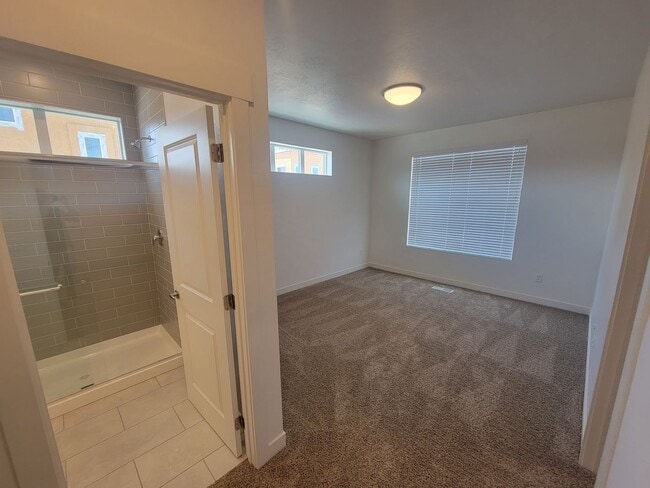 Building Photo - GORGEOUS Spacious Town Home