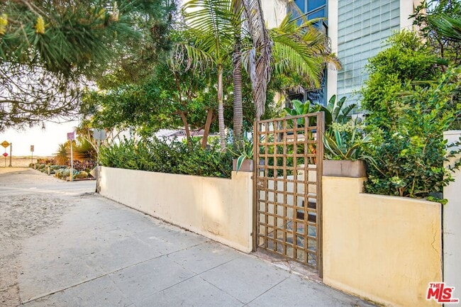 Building Photo - 11 Voyage St