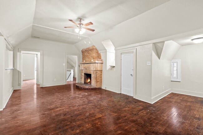 Building Photo - 1618 W Kings Hwy