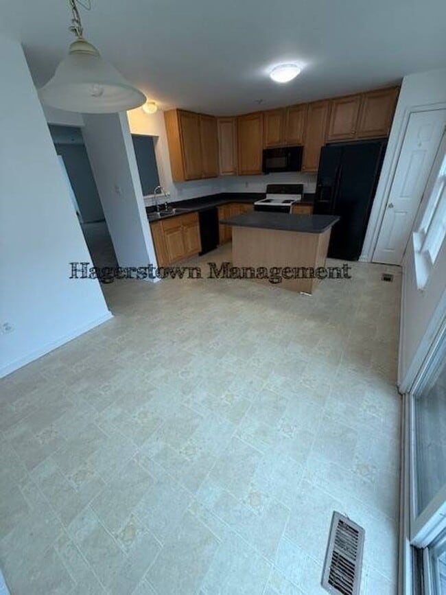 Building Photo - Townhouse Close to I-81 Roycroft Drive