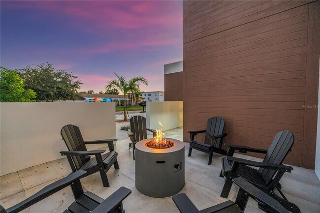 Building Photo - 2065 Goldenrod St