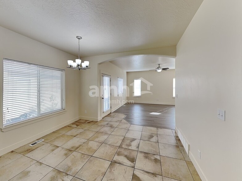 Building Photo - 4792 Addison Ave