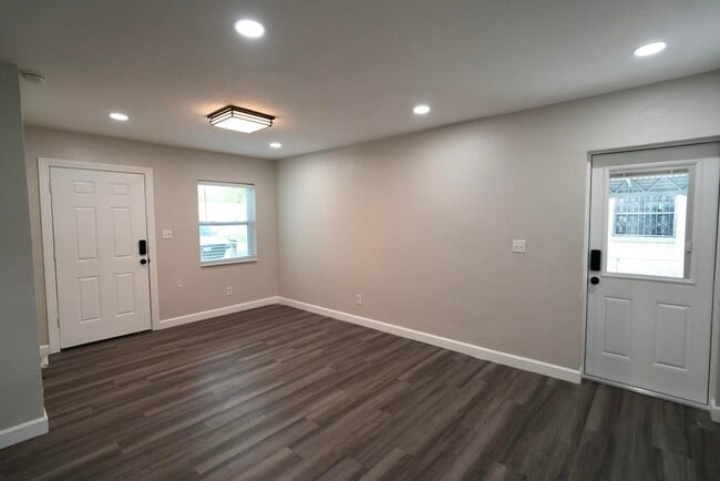 Building Photo - 885 Ruby Ave