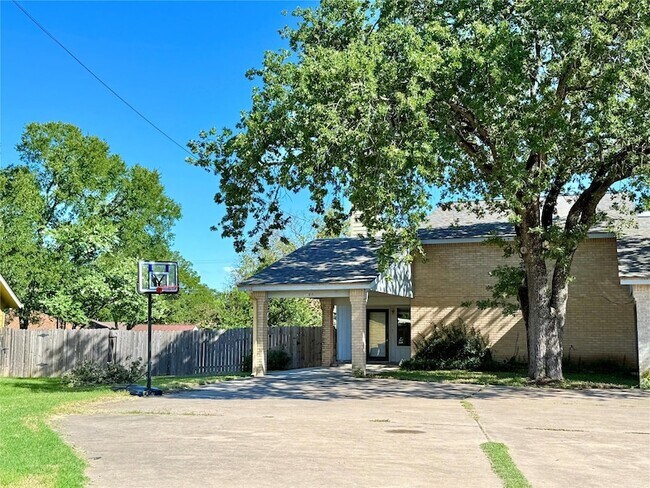 Building Photo - 104 Verna Spur