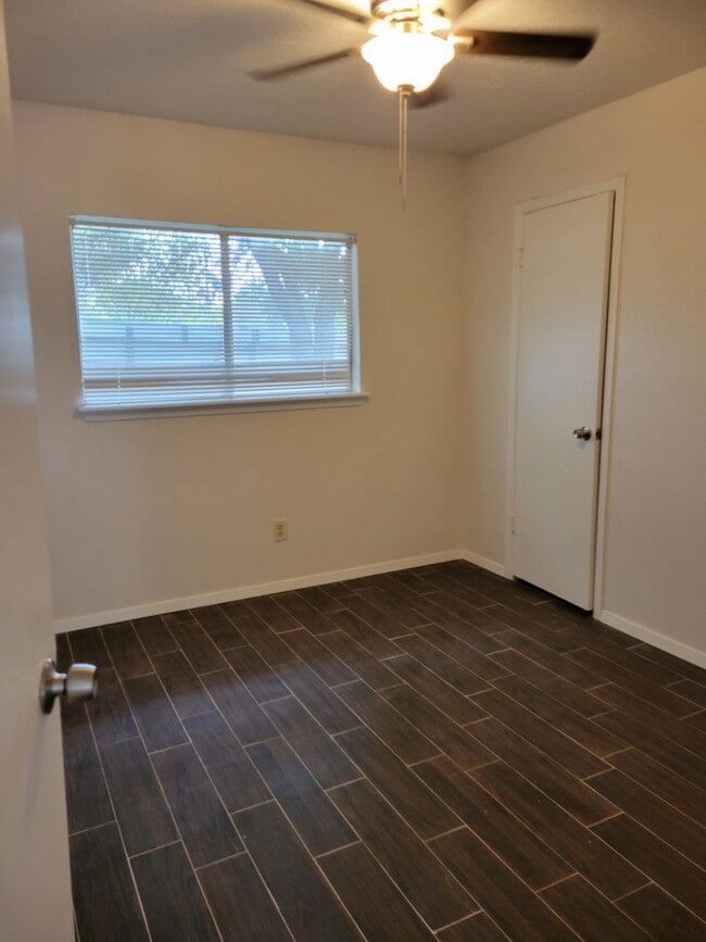 Building Photo - One story, 3 bedroom duplex available!