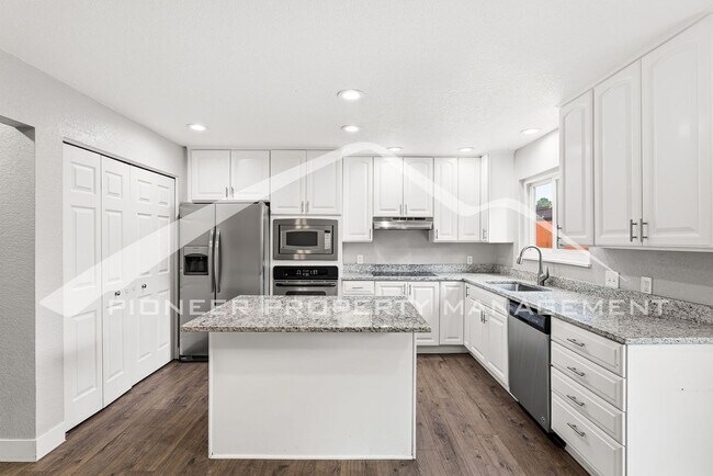 Building Photo - Spacious Townhouse with Washer/Dryer and Central AC