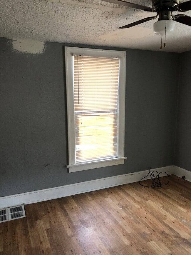 Building Photo - 3 bedroom/2 bath home