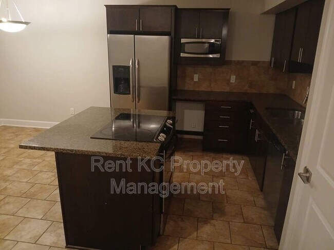 Building Photo - 530 W 10th St