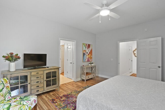 Building Photo - 211 Hampton Cir