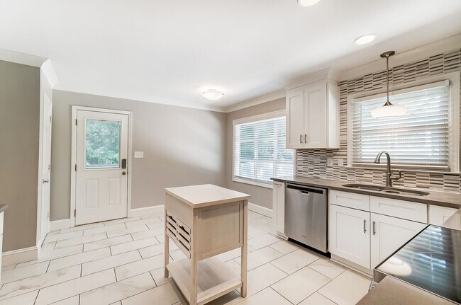 Building Photo - Fully Remodeled Ranch Style Home In South Park! (Landscaping Included)