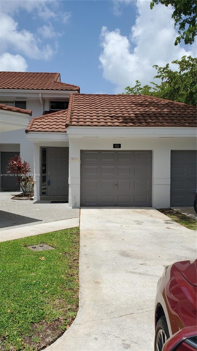 Building Photo - 985 NW 93rd Ave
