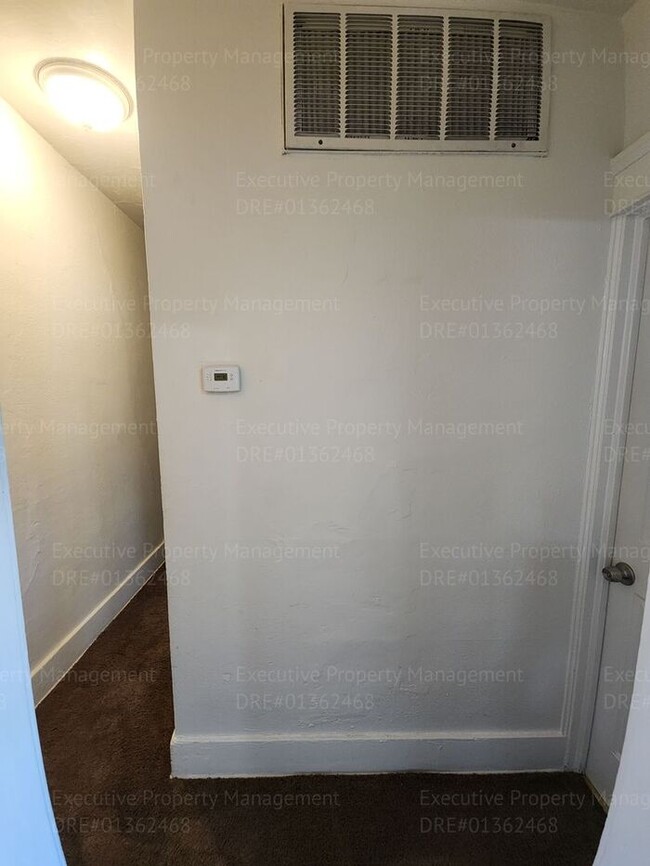 Building Photo - Move in ready. 3 bedrooms/ 1.5 bath, yard,...