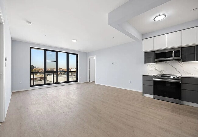 Building Photo - 2654 E 18th St