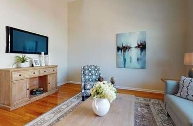 Building Photo - Charming 5 Bedroom