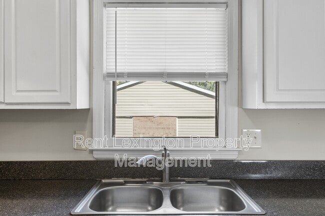 Building Photo - 3352 Hartston Dr