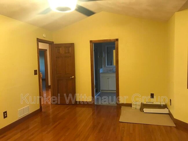 Building Photo - 225 Archview Dr